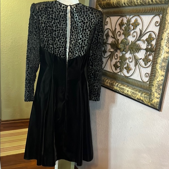 VTG Niki Elegant Dress Black Velvet Long Sleeve with Sheer Cut outs -luxury Sz 8 - Picture 5 of 14